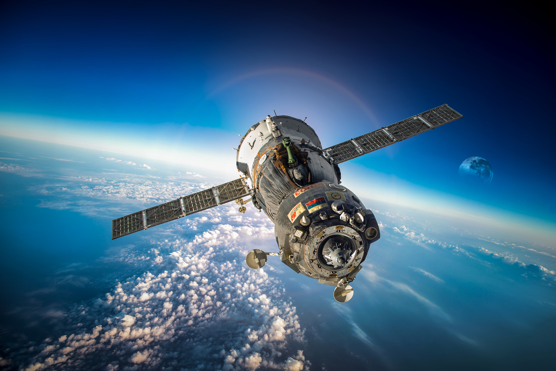 摄图网_300637338_banner_宇宙飞船联盟绕地球运行这幅图像的元素由美国宇航局提供（非企业商用）.jpg